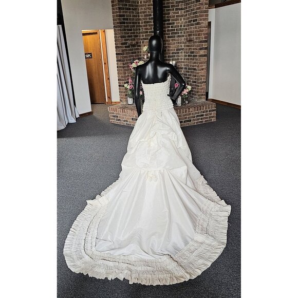 La Sposa Wedding Gown - Picture 2 of 5